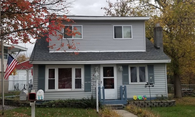 Newtonville House | Country Cottage Charm, Close To Albany And Ski Areas Of New England