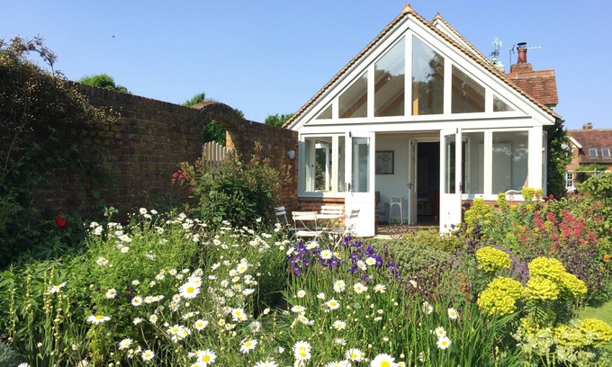 Stuppington House | Country cottage near Canterbury, shared use of tennis court & pool, dog friendly