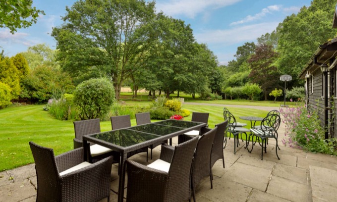 Guildford House | Country cottage nr Guildford/Woking (5 mins). Easy access to London (30 minutes)