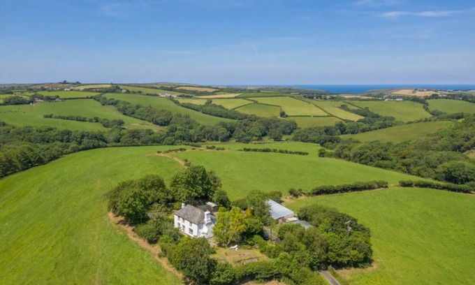 Widemouth Bay Cottage | Country Cottage with Hot tub - perfect Cornish escape