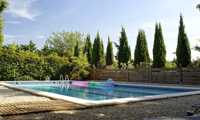 Le Thor Apartment | Country cottage with swimming pool