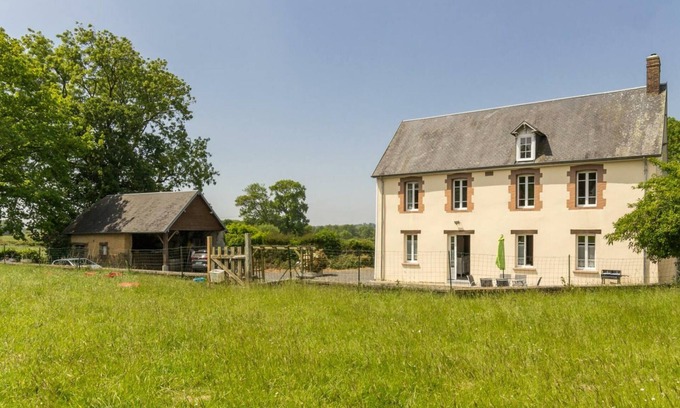 Saint-Martin-de-Cenilly Cottage | Country Retreat with Garden, Parking, and Pet-Friendly