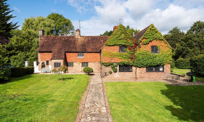 Upper Dicker House | Country Home with Tennis Court & Hot Tub