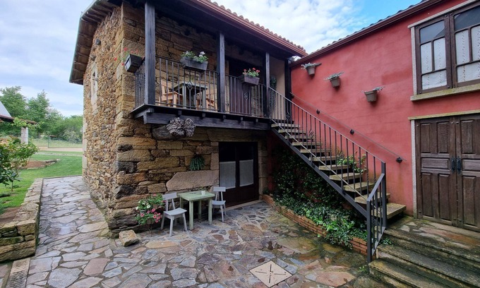 Pepin House | Country House 'Aldea Rural A Cortiña Apartamento 1' with Mountain View, Shared Pool and Wi-Fi