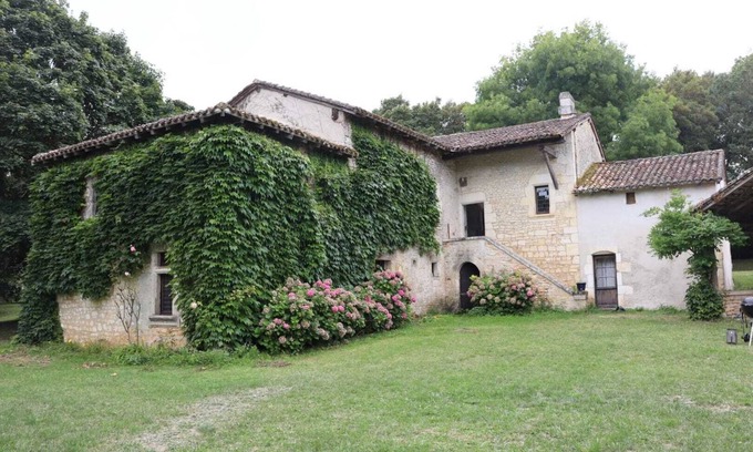 Charras House | Country house in Charras, sleeps 14, pool and tennis court near Dordogne