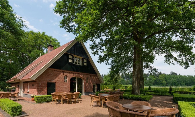 Deurningen Villa | Country house in nature with private bathroom in each room