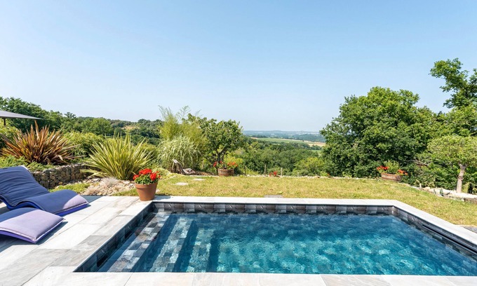 Lannux House | Country House 'L'Atelier De Scarlett' with Lake View, Wi-Fi
