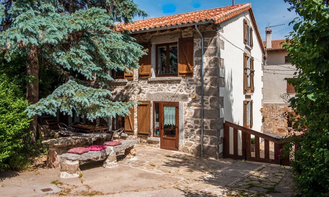 Navarredonda de Gredos House | Country House 'La Esperilla De Gredos' with Mountain View, Private Garden and Wi-Fi