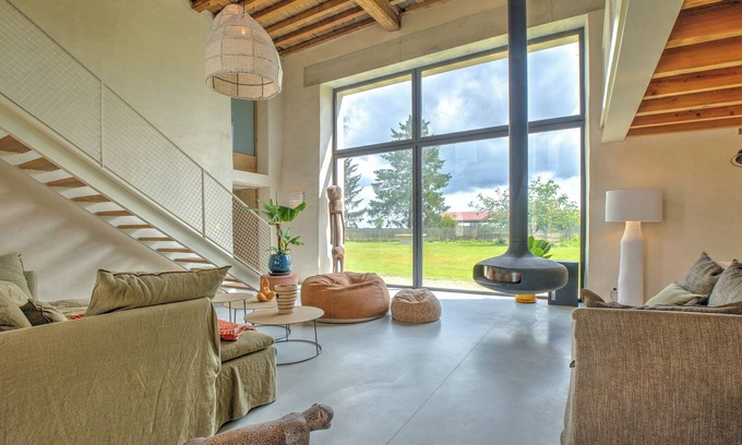 Vieux-Mareuil Villa | Country House 'Le Domaine De La Férédie' with Private Pool, Wi-Fi and Air Conditioning