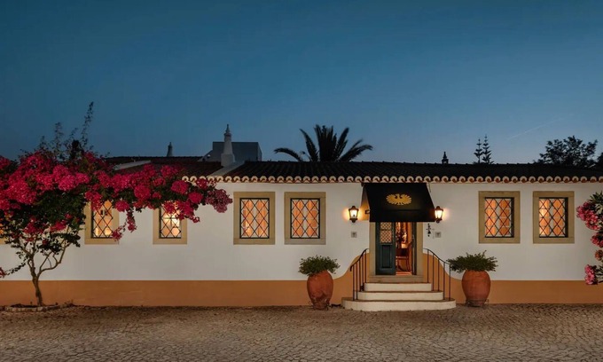 Donalda Villa | Country House "Liberal Wing Villa" with Mountain View, Shared Pool & Wi-Fi