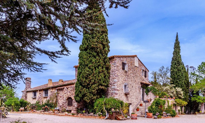 Darnius Villa | Country House 'Mimosa Completa' with Lake View, Wi-Fi and Air Conditioning