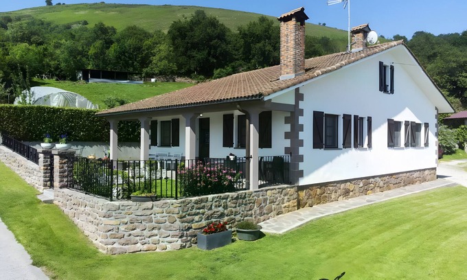 Errazu House | Country House 'Oiaraberri' with Private Garden and Wi-Fi