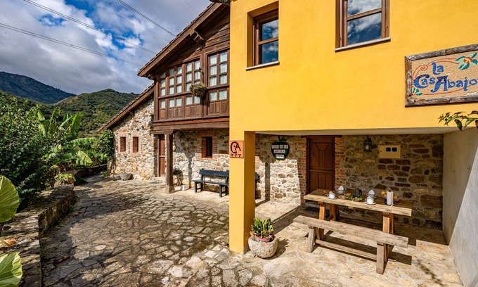 Penamellera Baja House | Country House 'Para Casa De Abajo' with Mountain View, Private Terrace and Wi-Fi