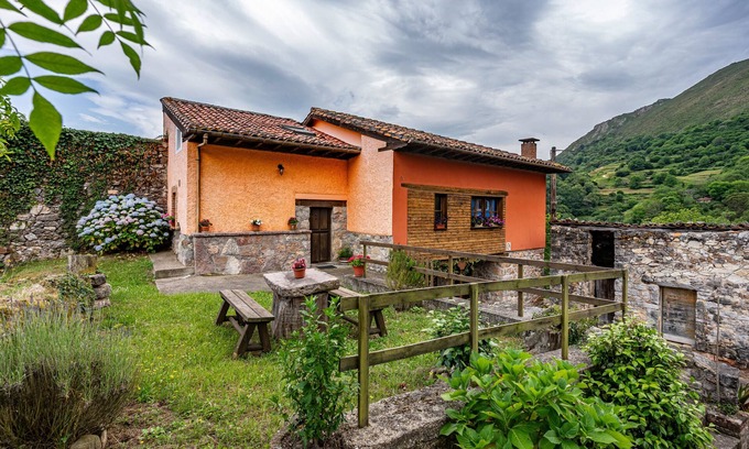 Santianes de Ola House | Country House 'Ricao' with Mountain View, Private Terrace and Wi-Fi