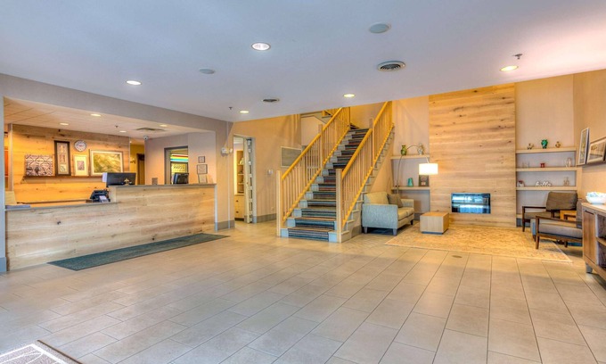 Village of Lakewood Hotel | Country Inn & Suites by Radisson, Crystal Lake, IL