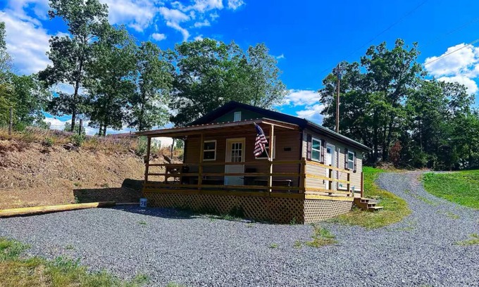 Petersburg Cabin | Country Living Cabin is located outside city limits in Petersburg, West Virginia