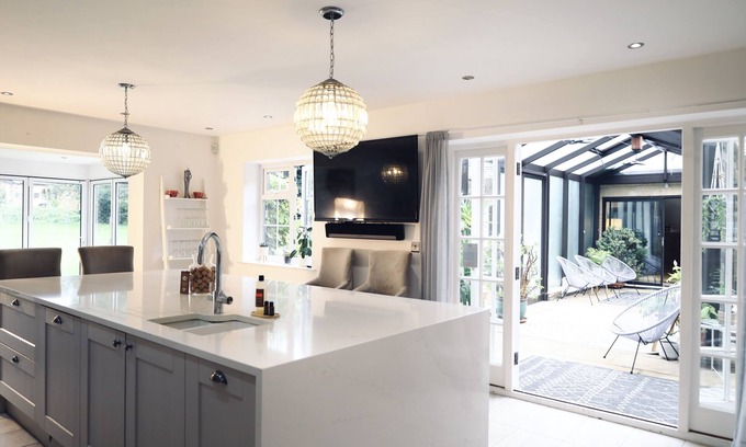 Earls Barton House | Country Retreat with Private Spa Pool & Sauna