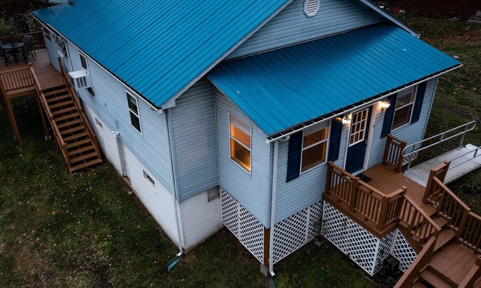 Ansted House | Country Roads House - elevated deck, fast Wi-fi, fire pit