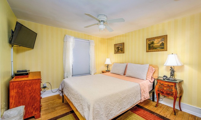 Maplecrest Bed & Breakfast | Country Room. Cozy room with a Queen-Size bed, en-suite bathroom, and FREE breakfast. Sleeps 2.