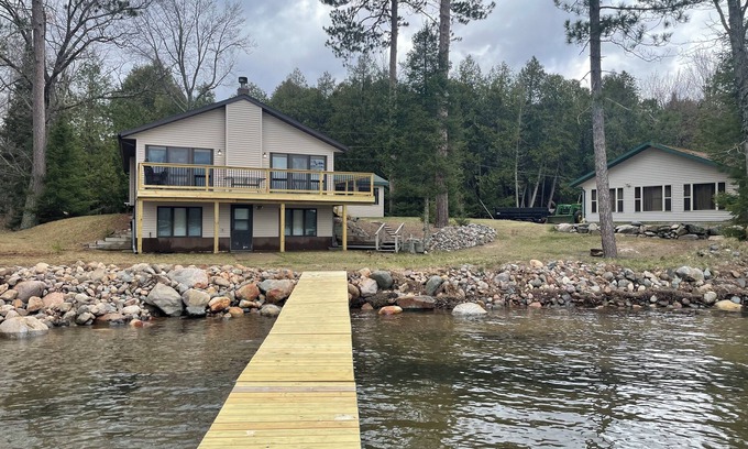 Crandon House | Country style 4 Bdrm with family suite, 3Ba house on Lake Metonga, Crandon WI.