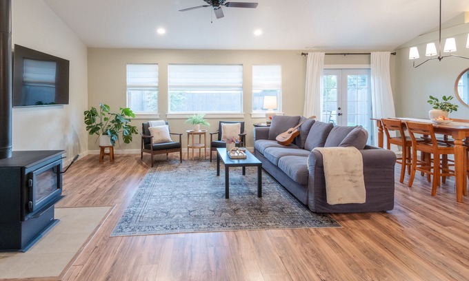 Bend House | Country Town House - Large Kitchen - Private - Very Clean - Great Location