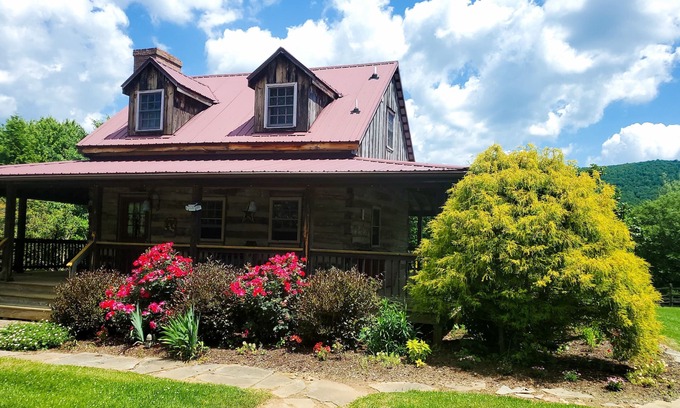Middletown Cabin | Countryside Cabin with Mountain Views near Surreybrooke Gardens