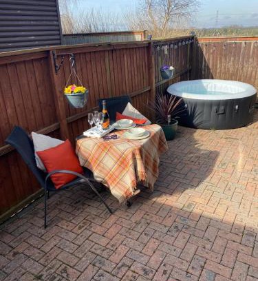 Barrow-on-Trent Apartment | Countryside log cabin with HOT TUB!