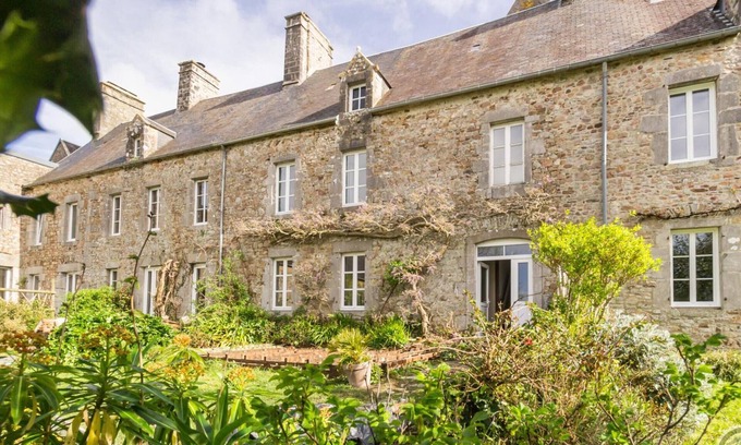 Orval Cottage | Countryside Retreat w/Terrace, BBQ & Modern Amenities in Orval sur Sienne