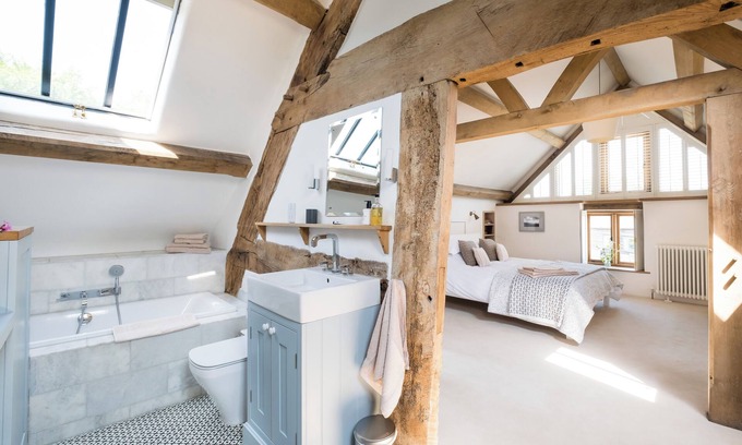 Clyro House | Countryside retreat, accommodating 8 guests, the perfect tranquil escape for both people and pets.