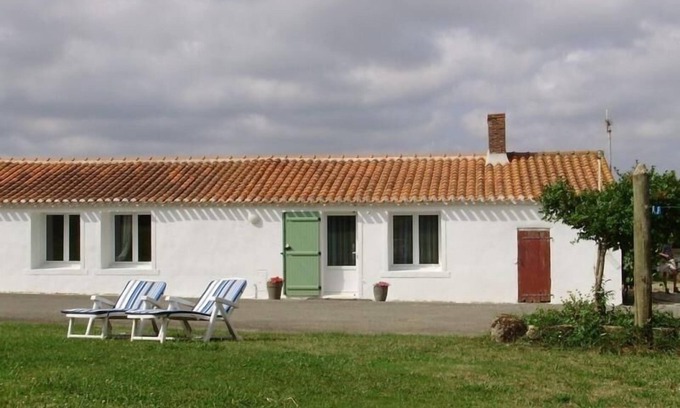 Vaire Cottage | Countryside Retreat with Private Pond and Terrace