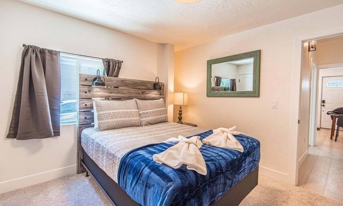 Liberty Wells House | Couple's Getaway Studio APT | Mins to DT
