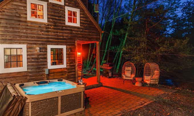 Layton Cabin | Couple's Serenity Cabin * Hot Tub *Lake