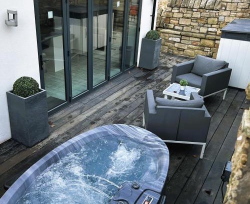 Stockport Apartment | Couples Canalside Retreat with Hot Tub & Pergola