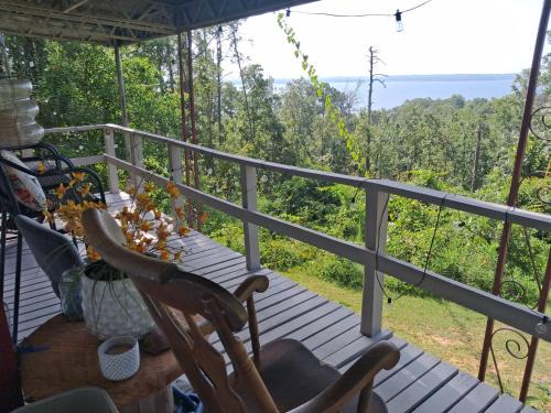 Shorterville House | COUPLES GETTAWAY! LAKE Eufaula private Cottage! BEAUTIFUL VIEWS! Couples, Honeymoon, Family of 3,BOAT PARKING