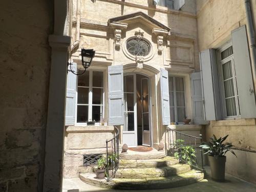 Montpellier City-Centre Apartment | Courbet's bachelor pad