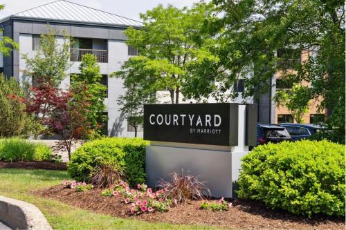 Williston South Hotel | Courtyard Burlington Williston