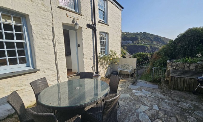 Portloe Cottage | Cove Cottage - sleeps 6 guests in 3 bedrooms