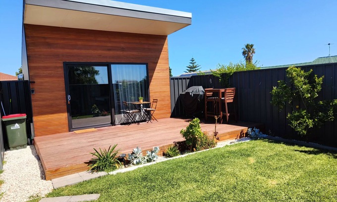 Hallett Cove Apartment | COVE STUDIO1- A perfect mix of comfort and convenience