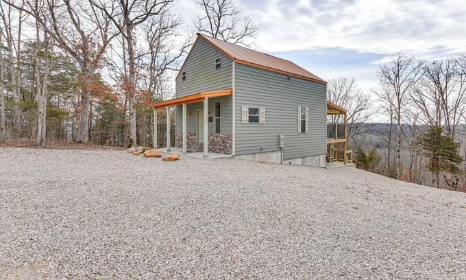Richland Cabin | Covered Porch & Fire Pit: Cabin in Richland
