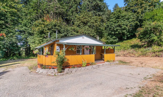 La Center Cottage | Cowpoke Cottage just 2 miles away from Ilani casino