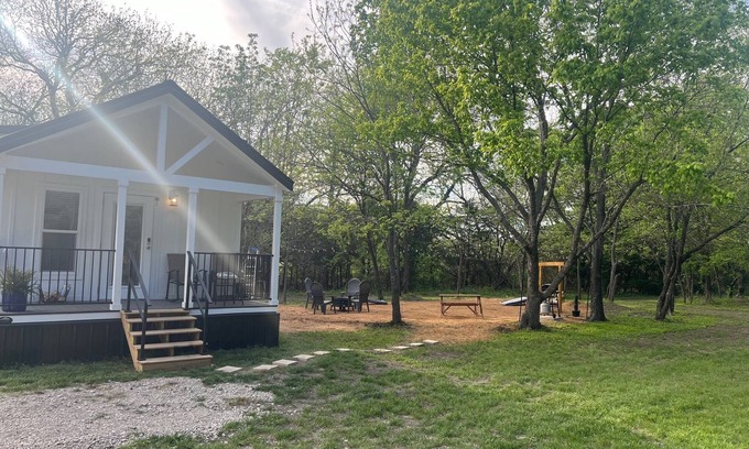 McKinney Cottage | Cozy 1.5-acre retreat carved out of an 11-acre ranch minutes from McKinney