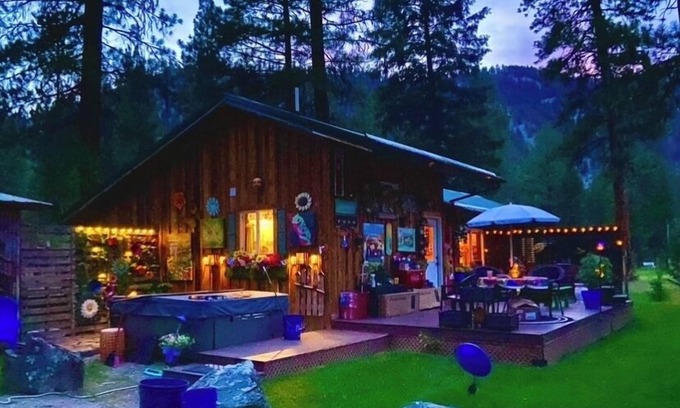 Darby Cabin | Cozy 1-bed cabin couples get-away w/hot tub and Starlink high-speed internet