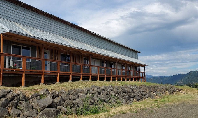 Roseburg Apartment | Cozy 1-bedrm apartment near Wildlife Safari with fitness room on the horse ranch