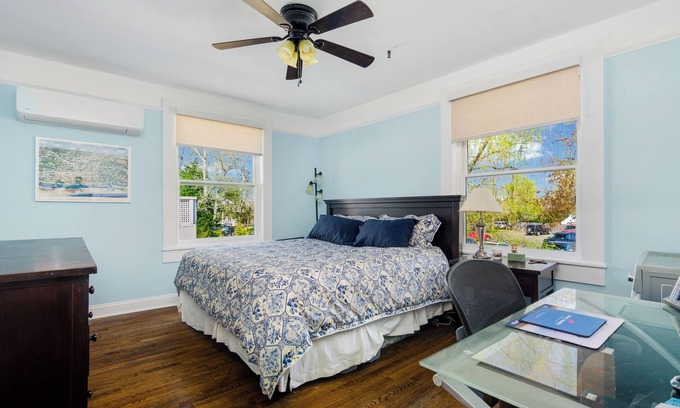Westhampton Beach Apartment | Cozy 1-bedroom,sleeps 4, Apt on Main St in Westhampton Beach with WiFi, AC, Kit