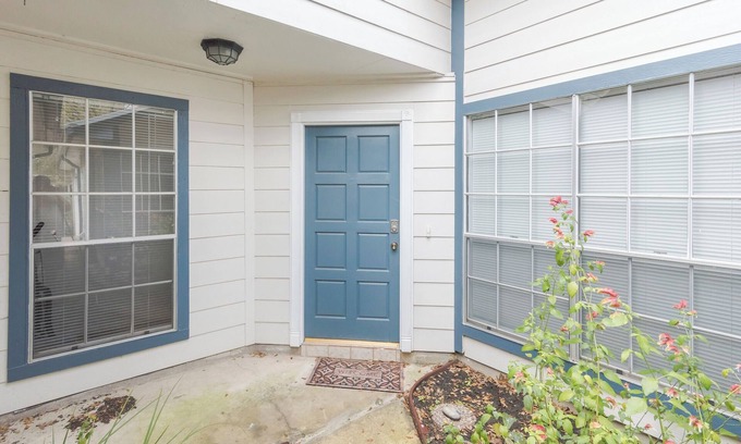 Barker House | Cozy 1 Bedroom 1 Bath Home with WiFi, AC, Full Kitchen near Energy Corridor
