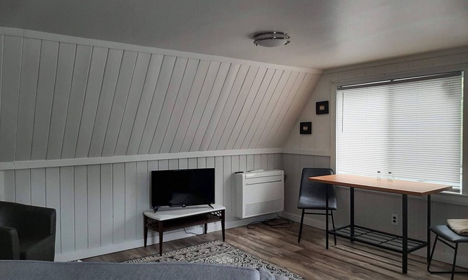 Damariscotta Apartment | Cozy 1-bedroom apartment in charming Damariscotta with AC, WiFi
