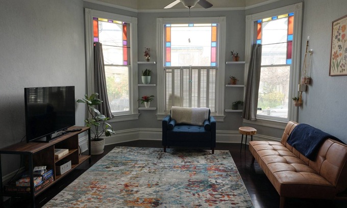 Downtown Oakland Apartment | Cozy 1-bedroom apartment in uptown Oakland, pet-friendly with off-street parking