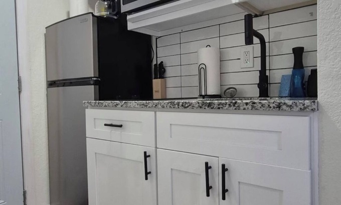 Sun Bay South Apartment | Cozy 1-bedroom apartment in charming Tampa- Near Bayshore, Hyde Park & Downtown.
