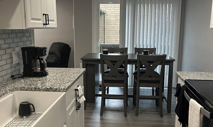 East Syracuse Condo | Cozy 1-bedroom condo Fully renovated.in fabulous E. Syracuse with WiFi, AC.