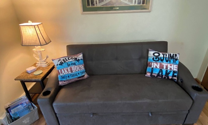 Oak Harbor Condo | Cozy 1-bedroom condo in wonderful Oak Harbor with AC, WiFi 30” boat dock